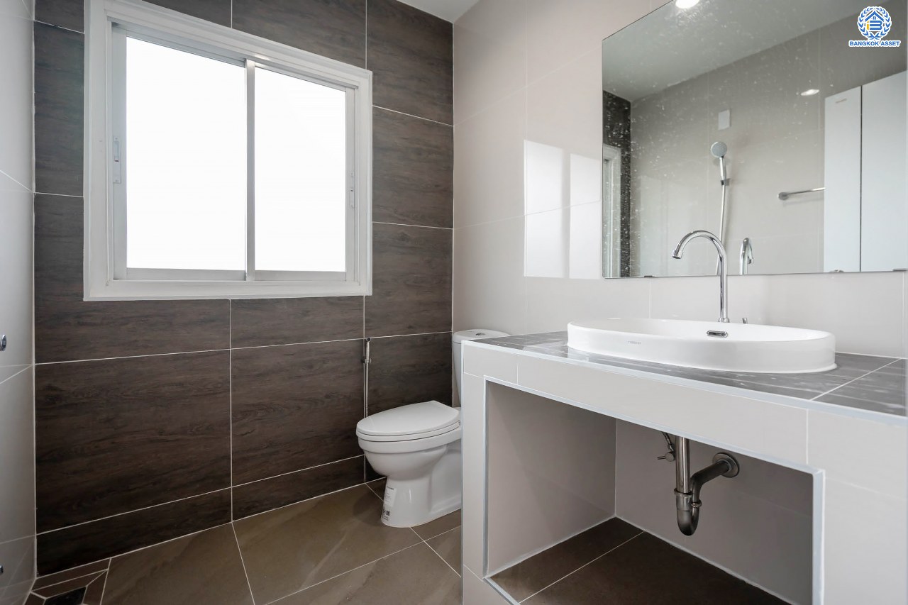 บ้านมือสองตกแต่งใหม่ โครงการ รัชชา2 บางใหญ่ เนื้อที่ 60 ตร.ว. ฟังก์ชัน 3 ห้องนอน 3 ห้องน้ำ 1 ห้องอเนกประสงค์ จอดรถได้ 2 คัน บนทำเลใกล้ถนนใหญ่เพียง 100 เมตร เชื่อมต่อถ.กาญจนาภิเษก ใกล้เซ็นทรัลเวสต์เกต ทางด่วน "ศรีรัช" และรถไฟฟ้าสายสีม่วง "สถานีสามแยกบางใหญ่"